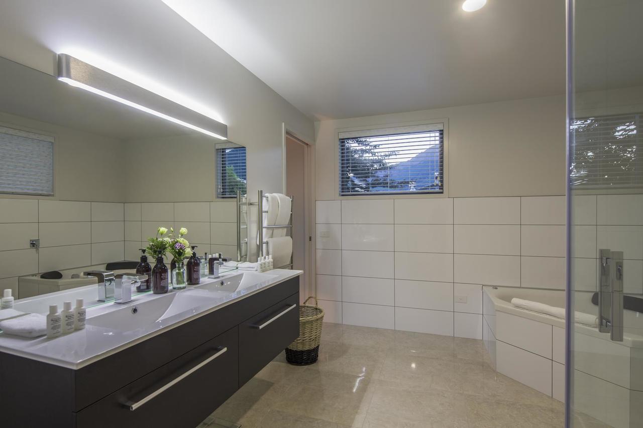 Lakefront Luxury By Amazing Accom Queenstown Exterior foto
